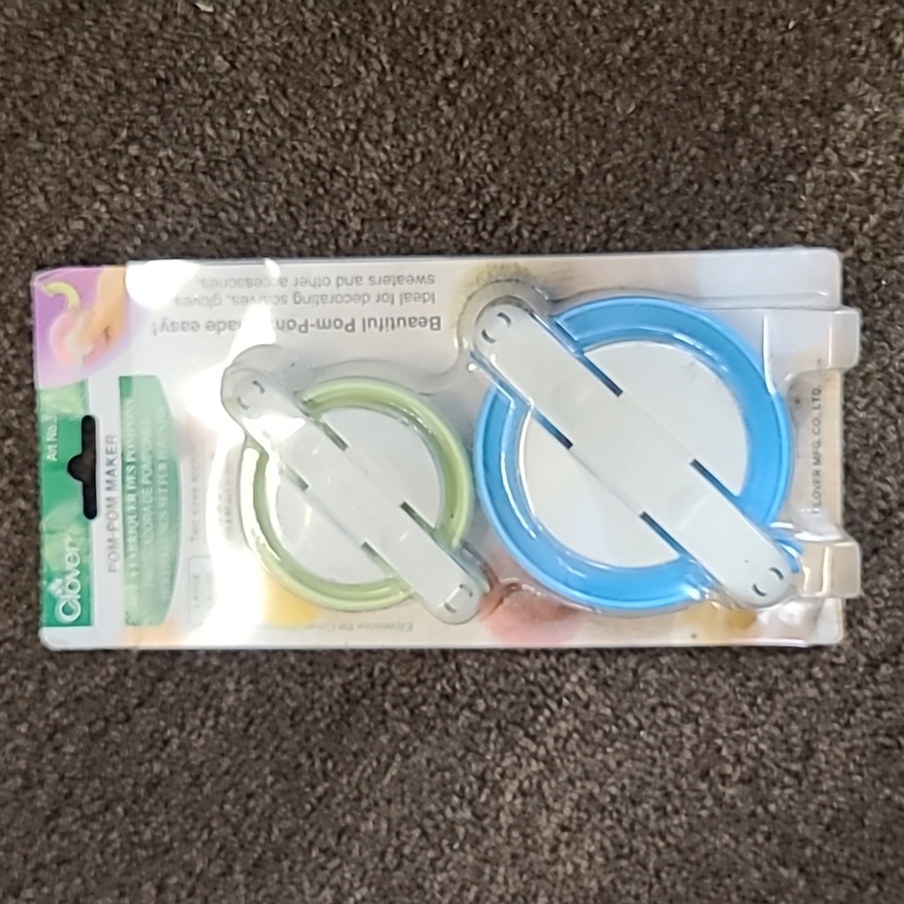 Pom pom maker